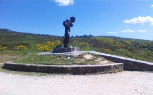 standbeeld van een pelgrim boven op de berg